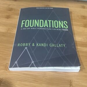 Foundations - Teen Devotional: A 260-Day Bible Reading Plan for Busy Teens